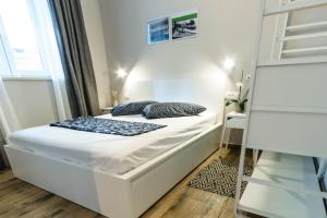 Tempat tidur dalam kamar di Apartments Lanča