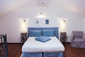 A bed or beds in a room at Aduepassi apartments