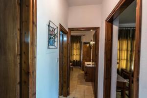 korytarzem prowadzącym do pokoju z łazienką w obiekcie Doreta Studios w mieście Skala Potamias