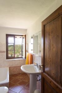 baño con lavabo y ventana en Residenza Cà d´Masseu, en Calamandrana