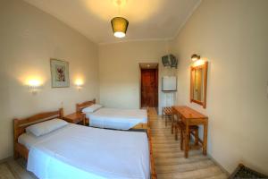 Postel nebo postele na pokoji v ubytování Hotel Benitses Arches