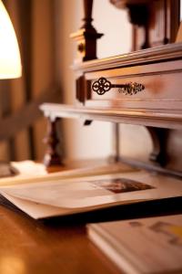 einem Holztisch mit einer Schublade und einer Lampe darauf in der Unterkunft Romantik Hotel Alte Vogtei in Hamm