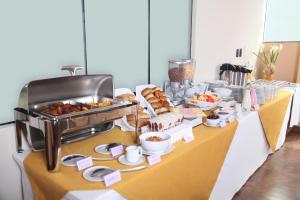 ein Tisch mit einem Buffet in der Unterkunft Hotel Rivera Inn in Lima