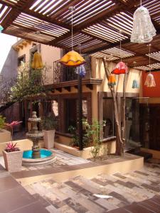 聖米格爾－德阿連德的住宿－Hotel Casa Don Quijote，一座带庭院的建筑,庭院内设有喷泉和灯