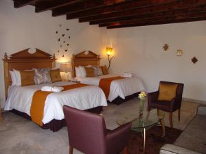 เตียงในห้องที่ Hotel Casa Don Quijote