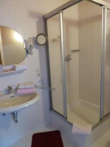 Afbeelding uit fotogalerij van Alte Weinstuben Steinfelder Hof Garni in Ellenz-Poltersdorf