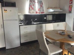 
A kitchen or kitchenette at Lifestyle Villages Traralgon
