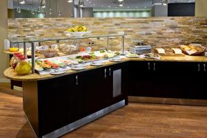 ein Buffet mit vielen verschiedenen Speisen in der Unterkunft Artim Hotel in Berlin