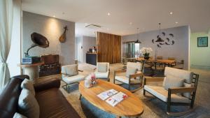 - un salon avec un canapé, une table et des chaises dans l'établissement Hotel Clover 769 North Bridge Road, à Singapour