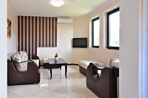 A seating area at St George Apartment