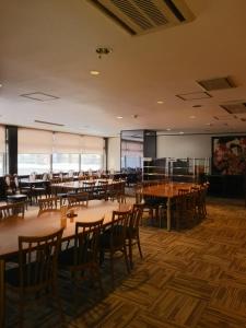 une salle à manger avec tables et chaises dans l'établissement Hirosaki Grand Hotel, à Hirosaki