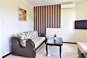 A seating area at St George Apartment