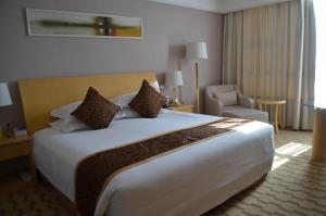 Postel nebo postele na pokoji v ubytování Hui Fu Jinling Hotel