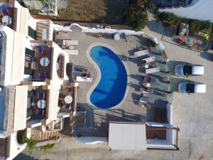 an overhead view of a swimming pool in a resort at Orama Apartments in Agia Anna Naxos