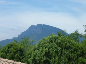 Vista general d'una muntanya o vistes d'una muntanya des de l'hostal o pensió