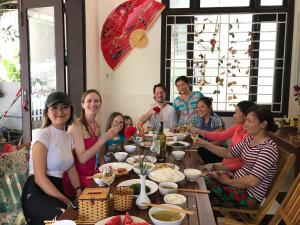 ホイアンにあるQuynh Chau Homestay Hội Anの食卓に座る人々