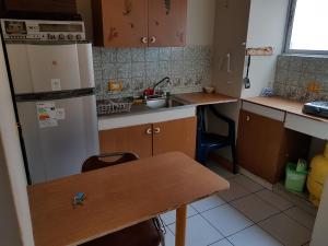 una pequeña cocina con fregadero y nevera. en Resivic, en Antofagasta