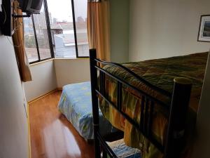 1 dormitorio con cama y ventana en Resivic en Antofagasta