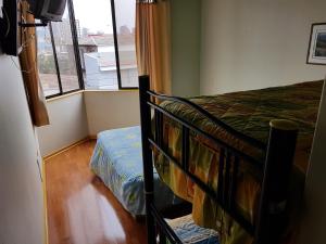 1 dormitorio con cama y ventana en Resivic, en Antofagasta