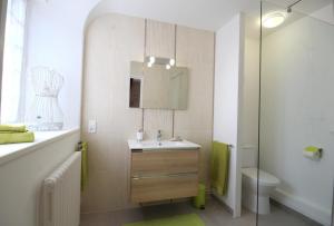 Ένα μπάνιο στο Le Manoir de Placy - Chambres d'Hôtes
