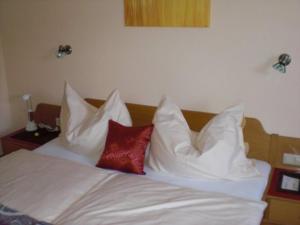 Posteľ alebo postele v izbe v ubytovaní Hotel Bergkristall