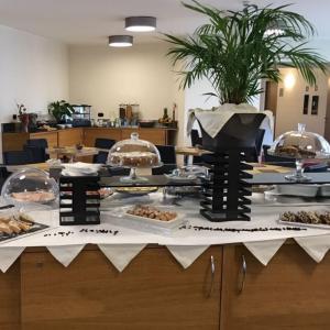 un buffet avec de nombreux types de nourriture sur une table dans l'établissement Hotel Novarello Resort & Spa, à Granozzo con Monticello