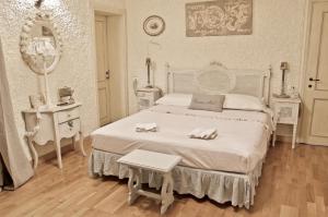 ボローニャにあるCestello 17 Guesthouseのベッドルーム(白いベッド1台、テーブル付)