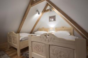 sypialnia na poddaszu z 2 łóżkami na poddaszu w obiekcie Willa TATIANA premium w Zakopanem