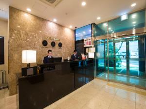 dos hombres sentados en una recepción en un vestíbulo en Hotel Nafore, en Seúl