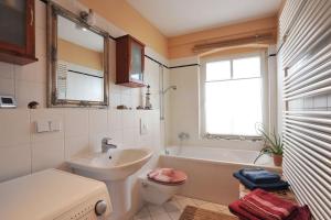 Koupelna v ubytování Wohnung mit Blick über Potsdam + 12 fotografií