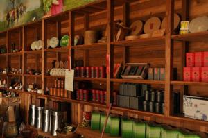 uma prateleira cheia de livros e relógios em The LianFamily Teahouse B&B台東民宿001號 em Yung-an-ts'un