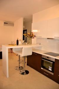 A kitchen or kitchenette at Luxury Suites in Stavromenos