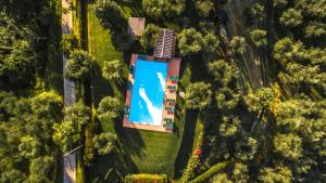 uma vista superior de uma piscina num parque em L'Agrumeto em Borgo a Buggiano