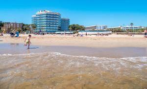 Επισκέπτες που μένουν στο Golden Donaire Beach