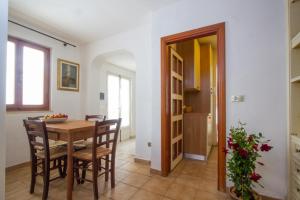a kitchen and dining room with a table and chairs at Al Pozzo Residence in Capoliveri