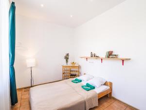 1 dormitorio con cama con chanclas en Downtown Forest Hostel & Camping, en Vilna