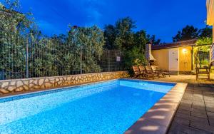 a swimming pool in the backyard of a house at Pansion Tina in Šilo