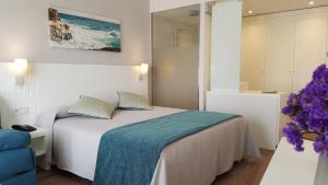 Кровать или кровати в номере Hotel Pinos Playa