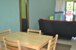 una mesa de madera y sillas en una habitación en Teknologi Kajang Homestay en Kajang