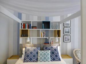 ビセウカにあるApartamenty Starowka - Seasideのベッドルーム1室(白い天井のベッド1台付)