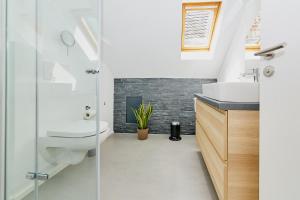 ein Bad mit einer Glasdusche und einem Waschbecken in der Unterkunft Zehn in Bernkastel-Kues