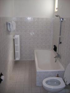 y baño con bañera y aseo. en Hotel Valle Intelvi, en San Fedele Intelvi