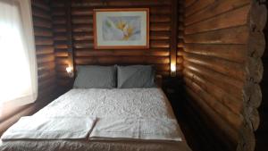 een slaapkamer met een bed in een houten wand bij דליה ברמה -אירוח כפרי צמחוני in El-Rom