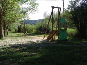 um parque infantil vazio com um velho balanço num campo em La Massana em Alcalá de la Selva