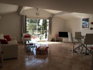 Кът за сядане в Le petit cassis vue mer appartement 70m2 dans villa