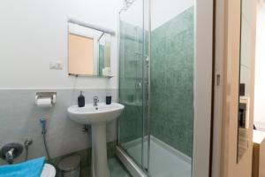 uma casa de banho com um lavatório e um chuveiro em Tra L'Etna E Il Mare B&B em Catânia