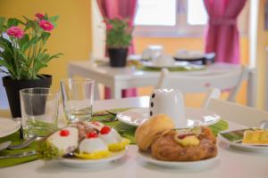 una mesa con platos de comida encima en Tra L'Etna E Il Mare B&B, en Catania