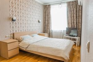 モスクワにあるДизайнерские Апартаменты на Фрунзенскойのベッドルーム(ベッド1台、テレビ付)