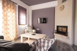 Televízia a/alebo spoločenská miestnosť v ubytovaní Harmony Deluxe Villas