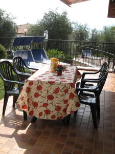 uma mesa com uma toalha de mesa num pátio em Residenza Cristina em Brenzone sul Garda